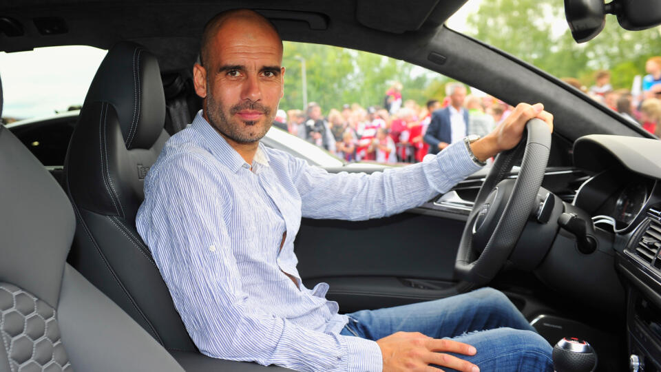 Pep Guardiola môže výborne kormidlovať mužstvo, ale auto už nedokáže.