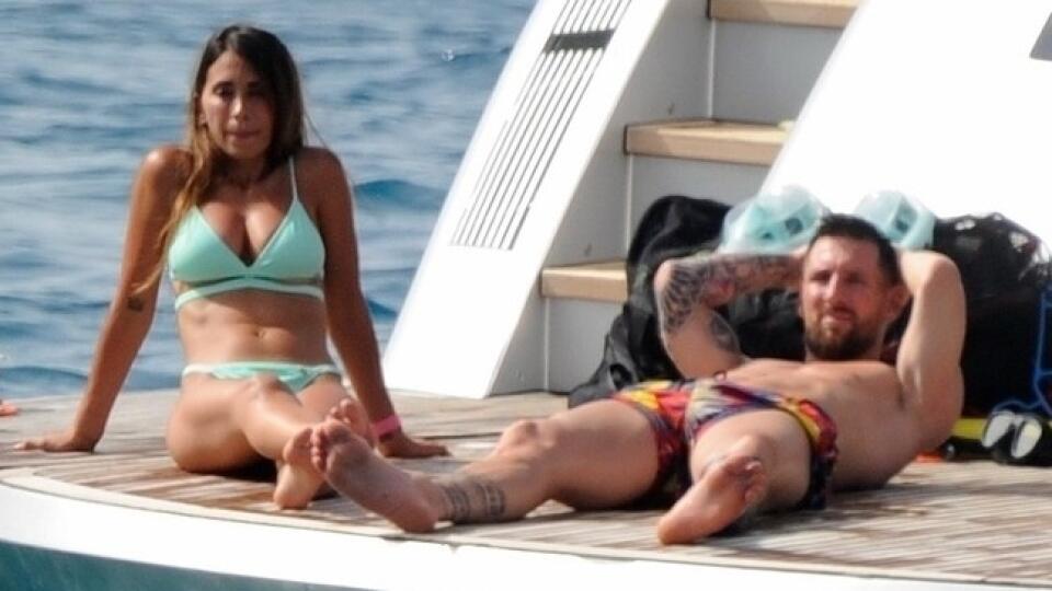 Dovolenka futbalových hviezd sa nezaobišla bez paparazzi fotografov, ktorí na nich číhali. Pozornosť však pútali najmä manželky.