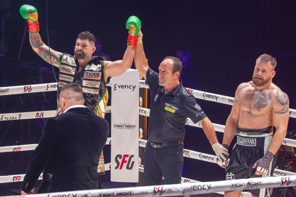 Kritiku schytali aj niektorí protagonisti, ktorých zápasy označili za divadelné predstavenie.