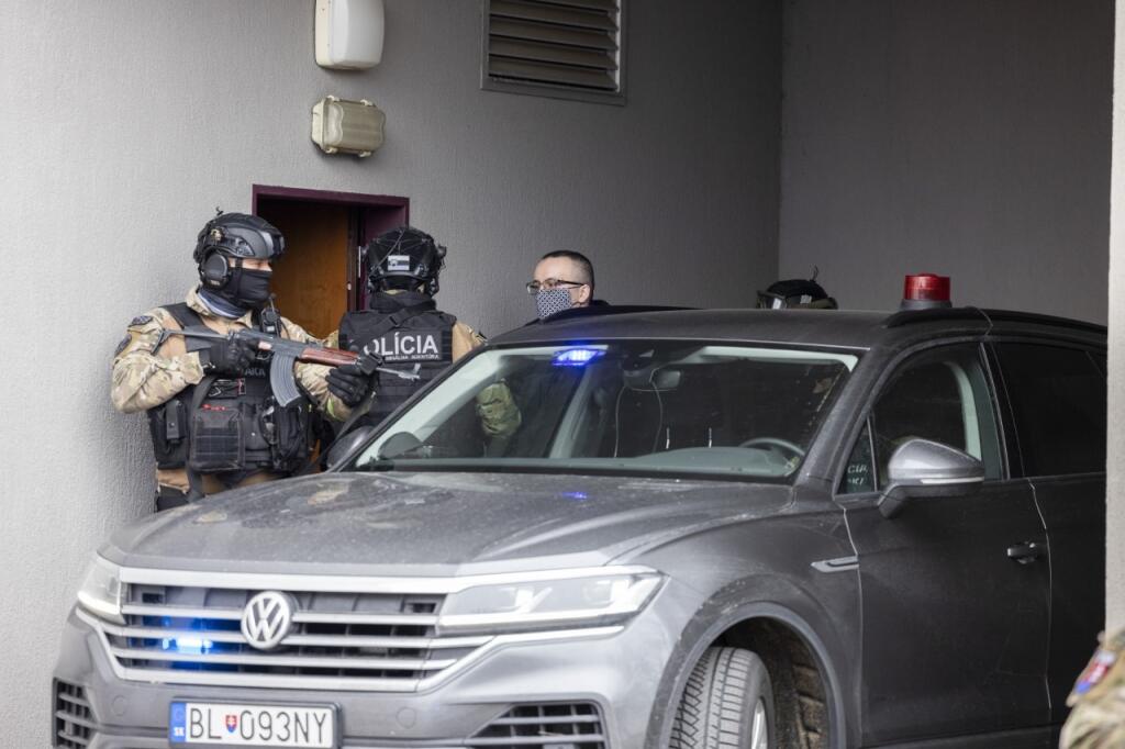 Pčolinský prichádza na ŠTS v Pezinku v sprievode kukláčov