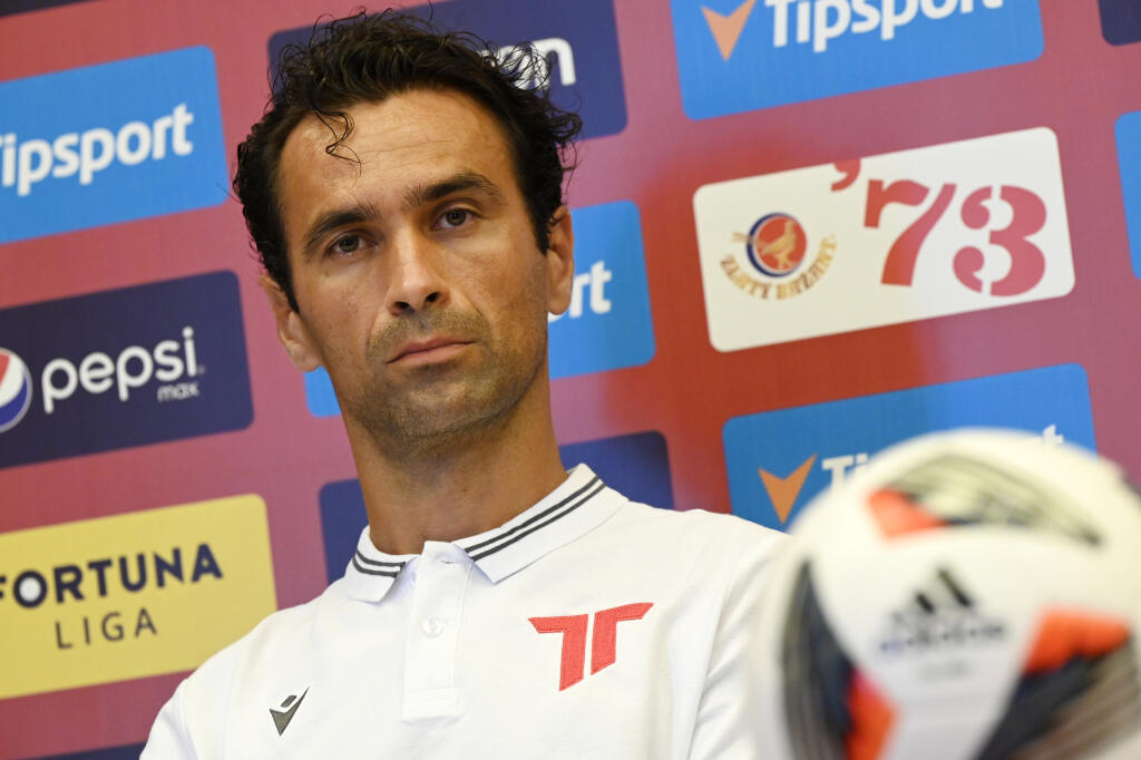 Na snímke hlavný tréner AS Trenčín Peter Hlinka počas tlačovej konferencie futbalového klubu AS Trenčín pred začiatkom novej sezóny Fortuna ligy 2021/2022 v Trenčíne 21. júla 2021. FOTO TASR - Radovan Stoklasa