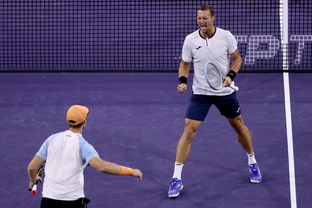 Filip Polášek s Johnom Peersom oslavujú triumf na turnaji v Indian Wells.