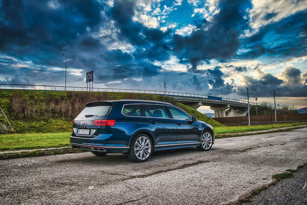 Koncové svetlá dostali grafiku, ktorá pripomína model Touareg. Mení sa vtedy, keď brzdíte, čím prispieva k bezpečnosti v cestnej premávke.