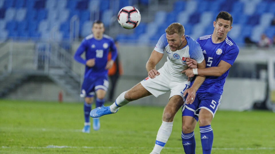 Adam Nemec a Jorge Morel počas prípravného zápasu Slovenskej futbalovej reprezentácie proti Paraguaju. Zápas bol zároveň rozlúčkou s reprezentačnou kariérou pre trojicu Martin Škrtel, Tomáš Hubočan a Adam Nemec.