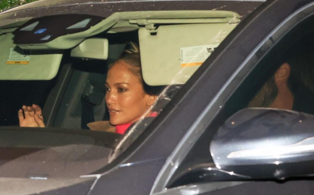 Jennifer a Ben boli videní v romantickom objatí počas večere v západnom Hollywoode v Kalifornii.