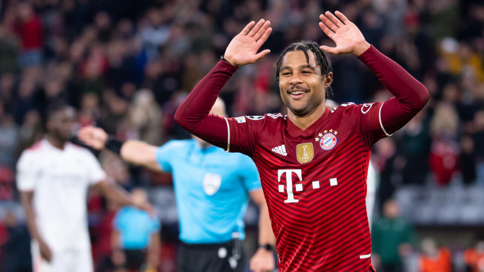 WA 56 archív Mníchov - Na archívnej snímke z 2. novembra 2021 futbalista Bayernu Mníchov Serge Gnabry počas záapsu 4. kola E-skupiny Ligy majstrov Bayern Mníchov - Benfica Lisabon. Po Joshuovi Kimmichovi musia ísť ďalší štyria hráči nemeckého futbalového klubu Bayern Mníchov do karantény. "V kontakte s pozitívne testovanou osobou boli Serge Gnabry, Eric Maxim Choupo-Moting, Michael Cuisance a Jamal Musiala. Všetci sú evidentne neočkovaní," napísal internetový portál t-online.de. Bavorov čaká v u