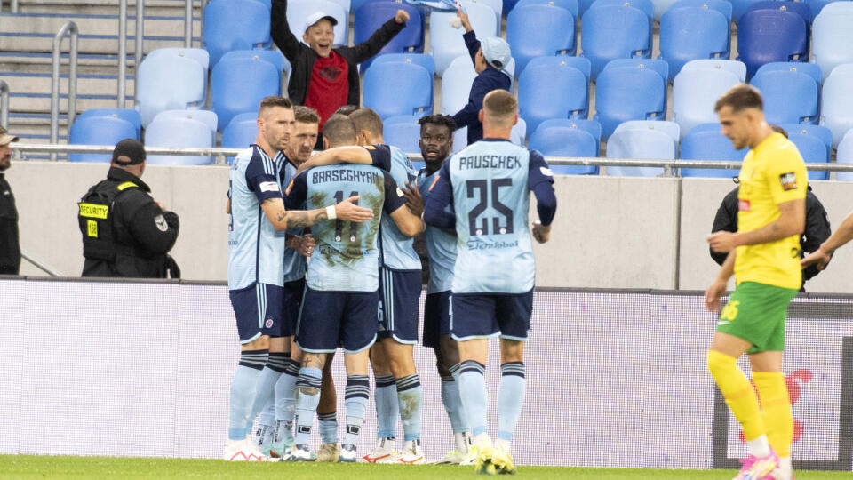 Na snímke hráči Slovana sa tešia po strelení gólu v zápase 8. kola futbalovej Niké ligy ŠK Slovan Bratislava - MŠK Žilina v Bratislave v nedeľu 24. septembra 2023. FOTO TASR - Pavel Neubauer

