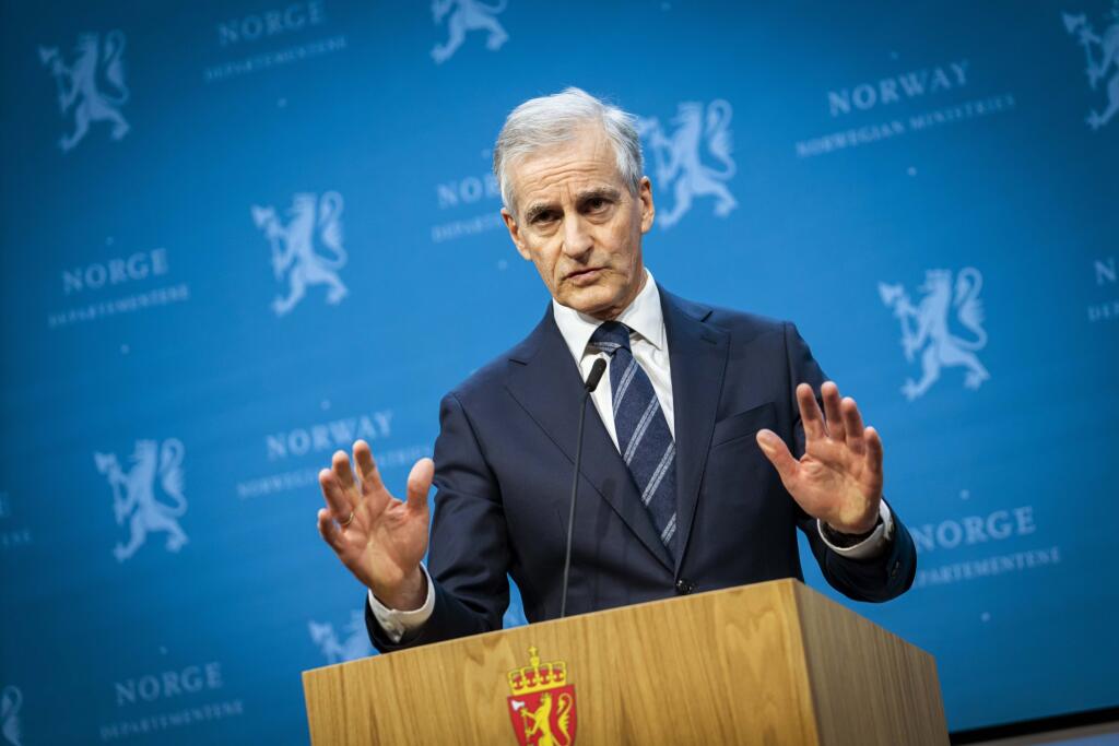 JB 44 Oslo - Nórsky premiér Jonas Gahr Störe gestikuluje počas tlačovej konferencie ohľadne situácie na Ukrajine v Osle 24. februára 2022. Nórsko, ktoré nie je členskou krajinou Európskej únie, vyhlásilo, že sa pridá k sankciám, ktoré voči Rusku plánuje zaviesť EÚ v súvislosti s dianím na Ukrajine. V Nórsku sa takisto podľa plánu v druhej polovici marca uskutočnia rozsiahle manévre NATO s názvom Cold Response, informuje TASR na základe správy prevzatej z agentúry AFP. Ruské pozemné sily začali v