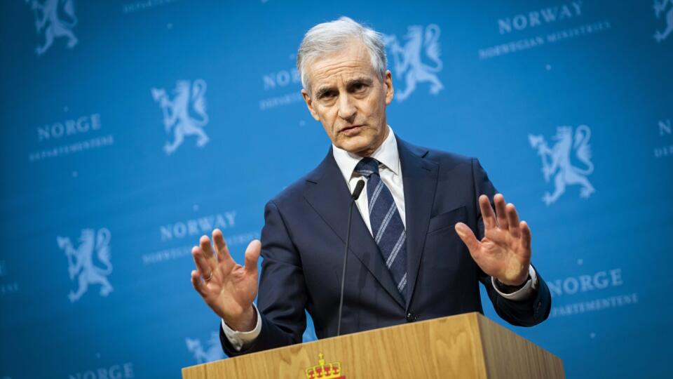 JB 44 Oslo - Nórsky premiér Jonas Gahr Störe gestikuluje počas tlačovej konferencie ohľadne situácie na Ukrajine v Osle 24. februára 2022. Nórsko, ktoré nie je členskou krajinou Európskej únie, vyhlásilo, že sa pridá k sankciám, ktoré voči Rusku plánuje zaviesť EÚ v súvislosti s dianím na Ukrajine. V Nórsku sa takisto podľa plánu v druhej polovici marca uskutočnia rozsiahle manévre NATO s názvom Cold Response, informuje TASR na základe správy prevzatej z agentúry AFP. Ruské pozemné sily začali v