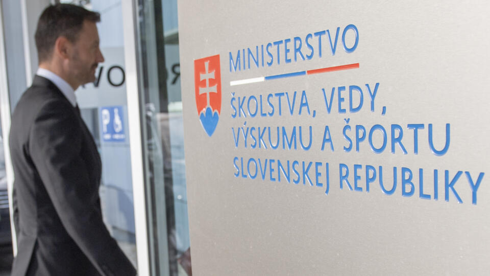 Na snímke predseda vlády SR Eduard Heger (OĽaNO), ktorý je dočasne poverený vedením ministerstva školstva, vedy, výskumu a športu (MŠVVŠ), prichádza na pôdu rezortu školstva v Bratislave v utorok 13. septembra 2022. FOTO TASR - Martin Baumannn
