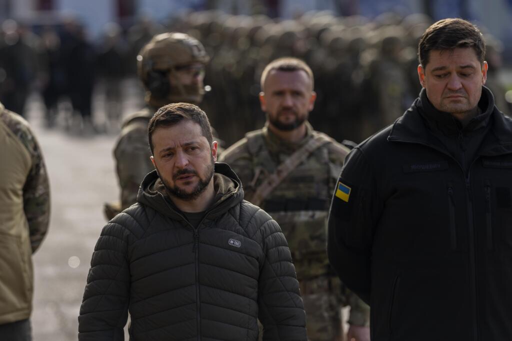 WA 43 Cherson - Ukrajinský prezident Volodymyr Zelenskyj (uprostred) počas prejavu v oslobodenom meste Cherson na juhu Ukrajiny v pondelok 14. novembra  2022.  Ruský ústup z Chersonu znamená triumfálny míľnik v ukrajinskom odpore proti invázii Moskvy, ktorá sa začala pred takmer deviatimi mesiacmi. K oslobodeniu Chersonu došlo približne šesť týždňov po tom, ako ruský prezident Vladimir Putin anektoval Chersonskú oblasť a tri ďalšie provincie na juhu a východe Ukrajiny v rozpore s medzinárodným p