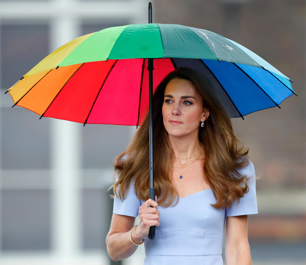 Kate s dáždnikom nielenže pripomínala hollywoodsku celebritu, ale zhodou okolností aj svoju sokyňu Meghan Markle (39), ktorá pred vyše rokom zažiarila za podobných okolností v takmer rovnakých šatách.