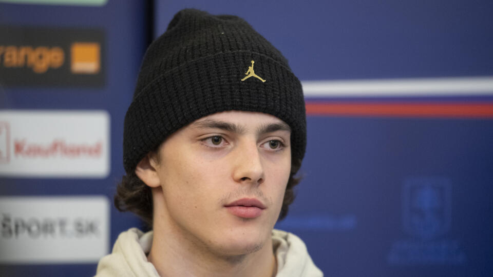 Na snímke útočník slovenskej hokejovej reprezentácie do 18 rokov Dalibor Dvorský počas brífingu po návrate z majstrovstiev sveta tejto vekovej kategórie vo Švajčiarsku. V Bratislave v pondelok 1. mája 2023. FOTO TASR - Michal Svítok