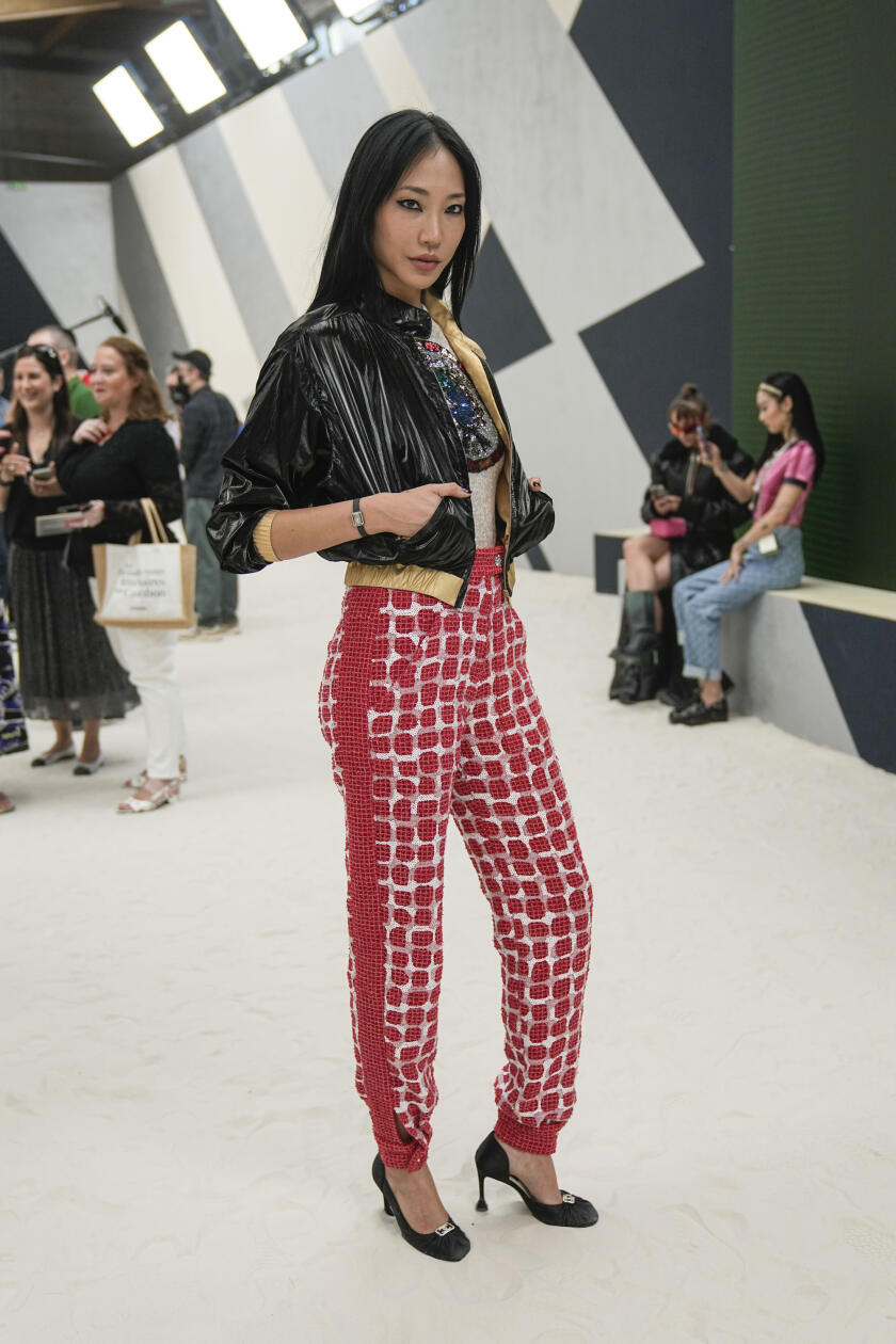 EBE 14 Paríž - Na snímke americká modelka Park Soo-Joo prichádza na módnu prehliadku francúzskej značky Chanel z dámskej kolekcie Haute Couture pre sezónu jeseň/zima 2022 - 2023 v rámci týždňa módy v Paríži 5. júla 2022. FOTO TASR/AP
Soo Joo Park attends the Chanel Haute Couture Fall/Winter 2022-2023 fashion collection presented Tuesday, July 5, 2022 in Paris. (AP Photo/Michel Euler)