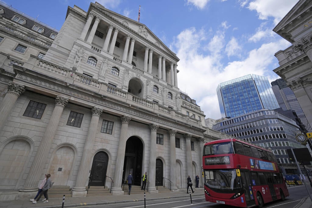 KK1 archív Londýn - Na archívnej snímke z 5. mája 2022 poschodový autobus jazdí okolo Britskej centrálnej banky (Bank of England, BoE) v Londýne. Britská centrálna banka vo štvrtok 16. júna 2022 zvýšila svoju kľúčovú sadzbu o 25 bázických bodov na 1,25 %, keďže predpovedala, že inflácia v Spojenom kráľovstve v tomto roku dosiahne vrchol na úrovni 11 %. FOTO TASR/AP
FILE - A bus drives past the Bank of England before the release of the Monetary Policy Report at the Bank of England in London, Thur