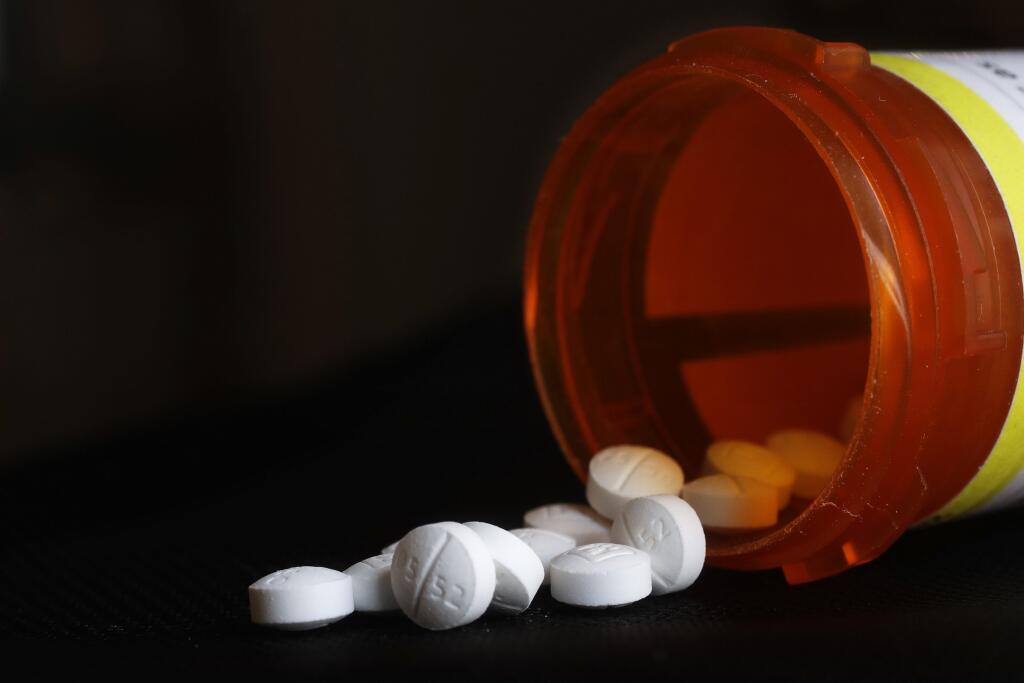 KK17 New York - Na archívnej snímke z 29. augusta 2018 sú tabletky Oxykodónu zo skupiny opioidov v New Yorku. Najvyšší súd amerického štátu Oklahoma zrušil v utorok 9. novembra 2021 historické rozhodnutie nižšej súdnej inštancie, ktorá farmaceutickému gigantovi Johnson & Johnson (J&J) vymerala pokutu 465 miliónov dolárov za to, že prispel k opioidovej kríze. FOTO TASR/AP
FILE - This photo shows an arrangement of Oxycodone pills in New York on Aug. 29, 2018. The Oklahoma Supreme Court has overtur