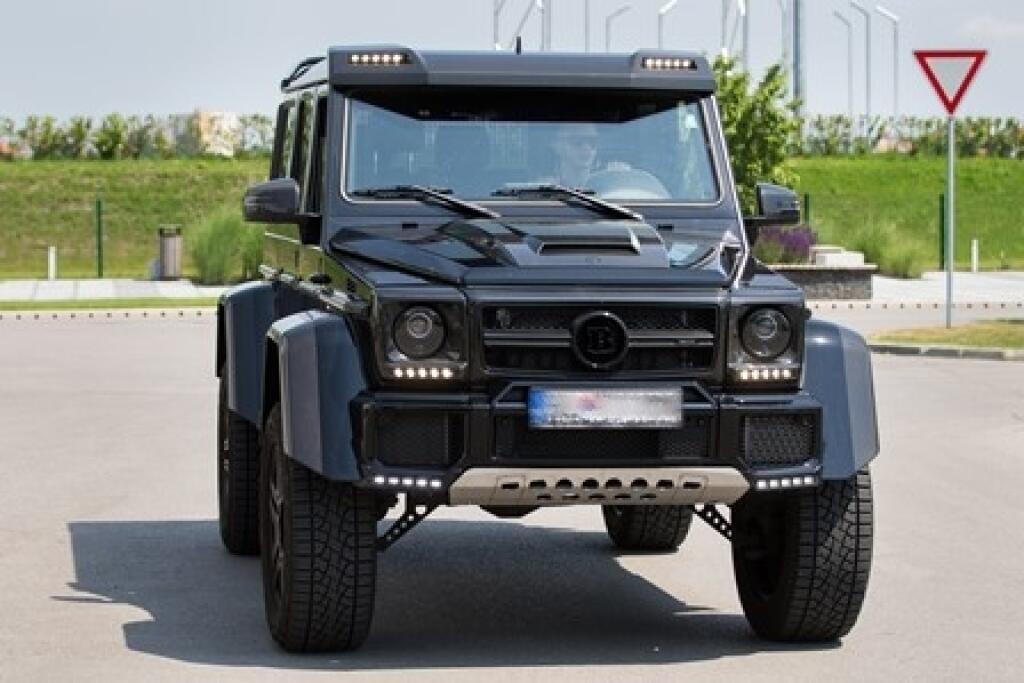 Mercedes Weissa v špeciálnej úprave od Brabusu sa môže vyšplhať cenovo až na 400-tisíc eur. Pod kapotou sa nájde až 500 koní, no maximálna rýchlosť aj vzhľadom na konštrukciu vozidla je limitovaná na 210 kilometrov za hodinu.
