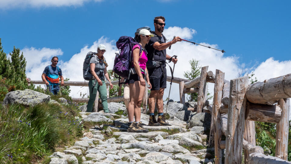 Na snímke turisti na Tatranskej magistrále pri Skalnatom plese vo Vysokých Tatrách 15. júla 2023.