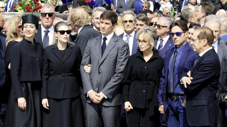 Dediči. Zľava, Eleonora, Barbara, Luigi, Marina a Pier Silvio na pohrebe svojho otca Berlusconiho.