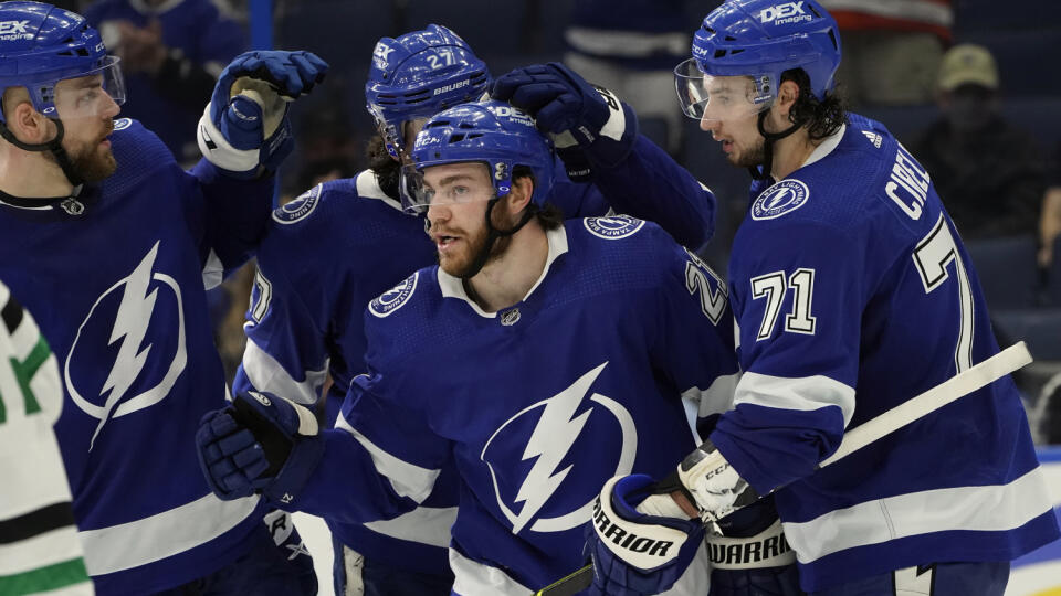 WA 16 Tampa - Slovenský obranca v drese Tampy Bay Lightning Erik Černák (vľavo) sa teší so spoluhráčmi po strelení gólu v zápase zámorskej hokejovej NHL Tampa Bay Lightning - Dallas Stars v Tampe v stredu 5. mája 2021. FOTO TASR/AP
Tampa Bay Lightning center Brayden Point (21) celebrates his goal against the Dallas Stars with defenseman Erik Cernak (81), and center Anthony Cirelli (71) during the second period of an NHL hockey game Wednesday, May 5, 2021, in Tampa, Fla. (AP Photo/Chris O'Meara