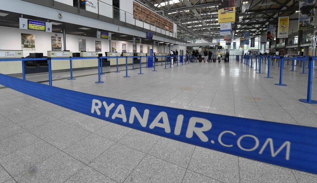 KK47 Weeze - Na snímke odbavovací priestor spoločnosti Ryanair na letisku v nemeckom meste Weeze 12. septembra 2018. Piloti a palubní sprievodcovia leteckej spoločnosti Ryanair v Nemecku vstúpili v stredu o 3.00 h SELČ do 24-hodinového štrajku. Chcú tak prinútiť vedenie najväčších európskych nízkonákladových aerolínií, aby s nimi pokračovalo v rokovaniach o lepších mzdových a pracovných podmienkach. FOTO TASR/AP
The Ryanair check-in counters are empty at the airport in Weeze, Germany, Wednesday,