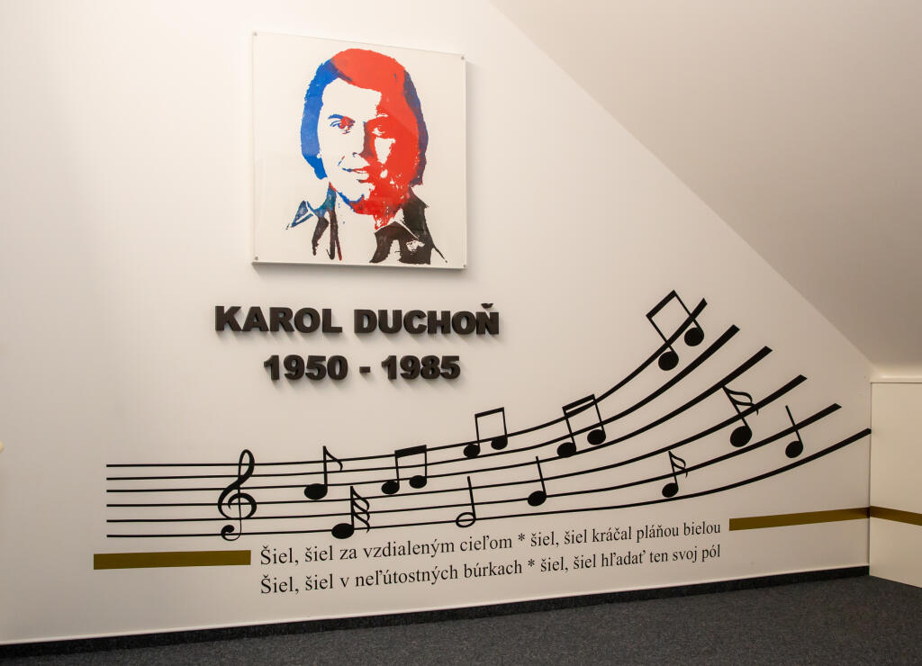 Na snimke je pamätná izba Karola Duchoňa v severnom krídle Neogotického kaštieľa v Galante.