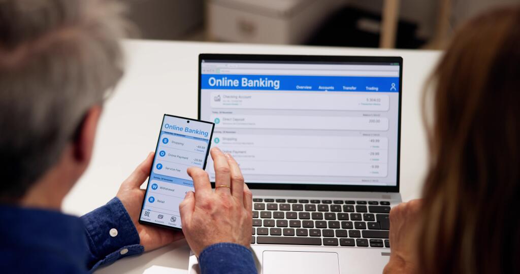Couple,Checking,Bank,Account,Online,At,Home