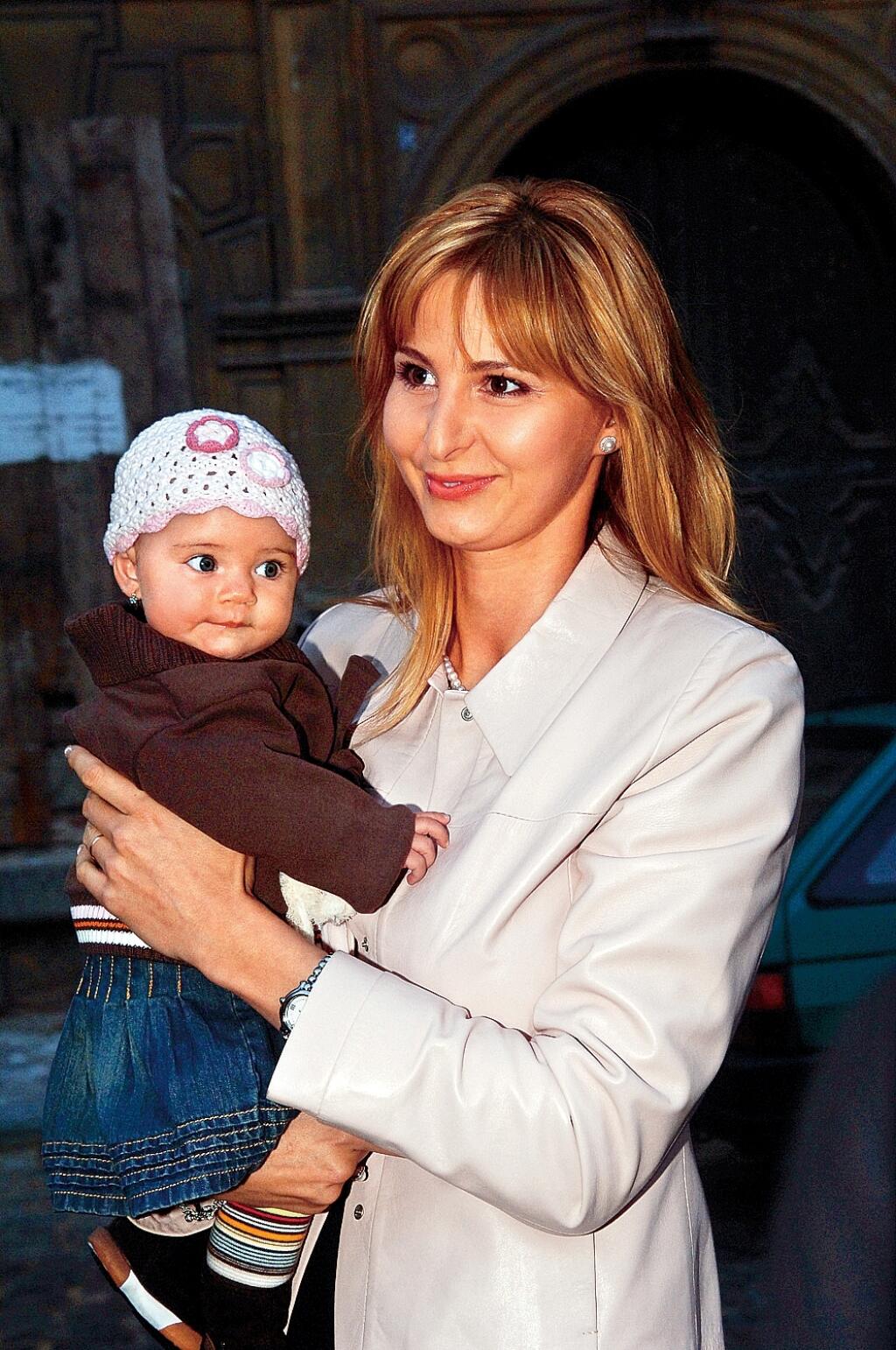 Karel Gott manželka Ivana Gottová, dcérka
foto : Michaela Feuereislová
uverejnené Šarm 42/2006
pôvodný súbor:ivana gottova.eps