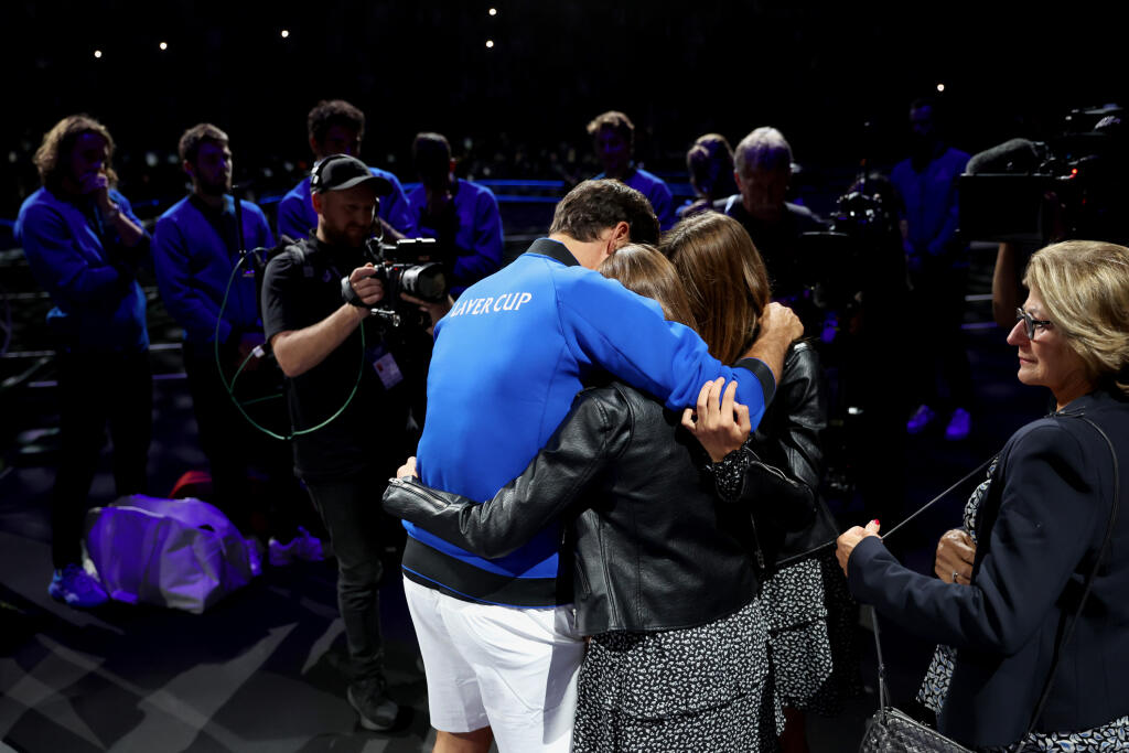 Mirka Federer nakoniec vybehla na kurt za Rogerom, kde ho dlhé minúty objímala, bozkávala a on jej plakal na ramene. Všetko pred celým svetom a v priamom prenose.