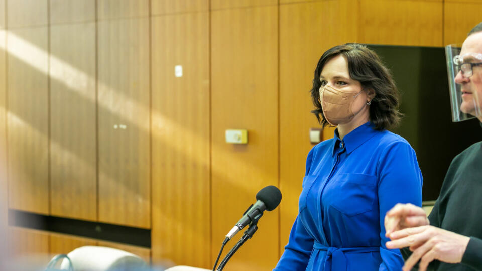 Na snímke sú príchody ministrov na 1. zasadanie vlády pod vedením premiéra Eduarda Hegera.