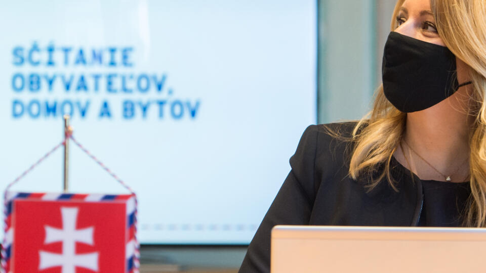 Na snímke prezidentka SR Zuzana Čaputová vypĺňa elektronický formulár sčítania obyvateľov, domov a bytov 15. februára 2021 v Bratislave.