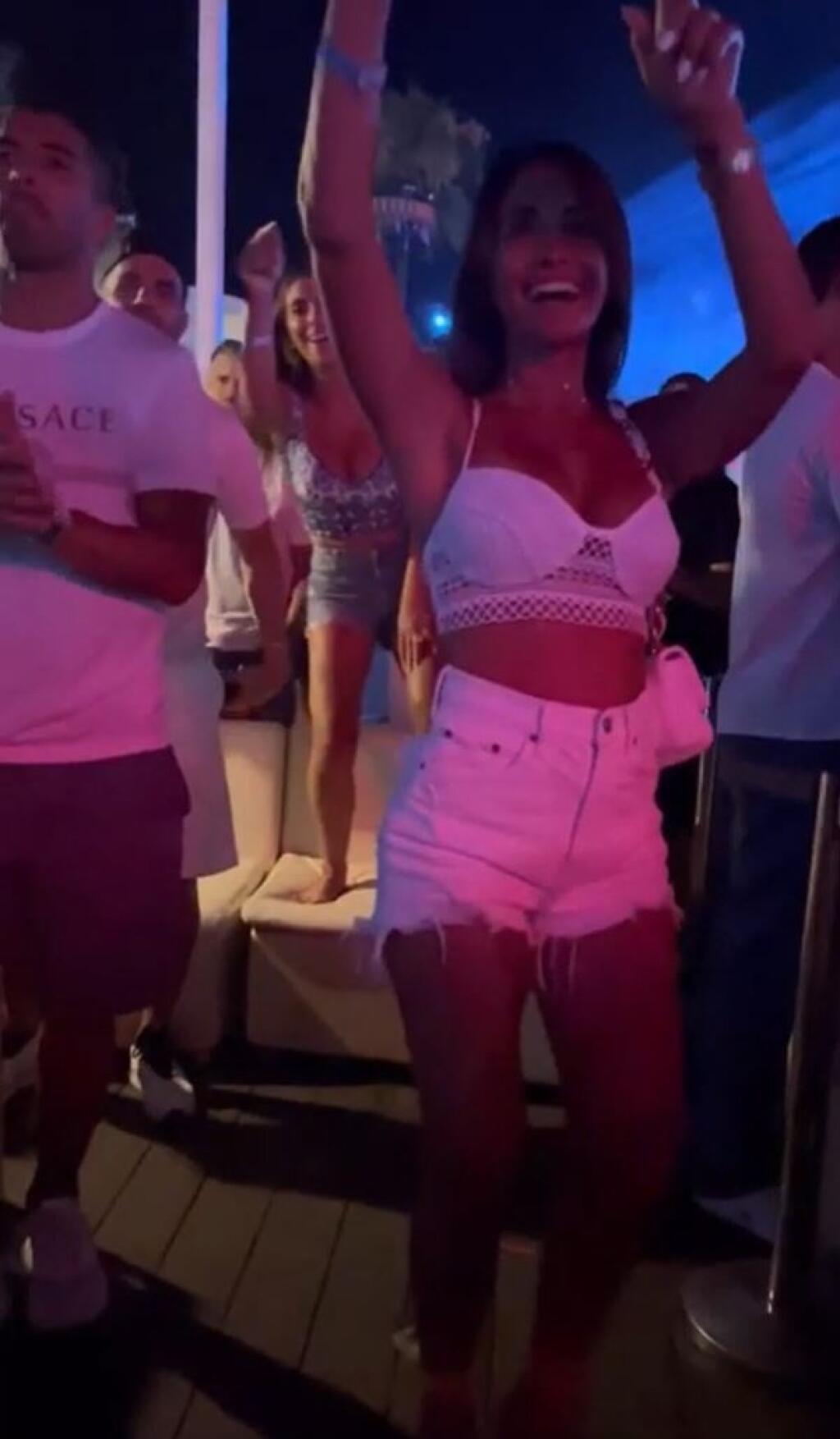 Antonella sa odviazala pri jednej z pesničiek. Prsia jej lietali do strán.