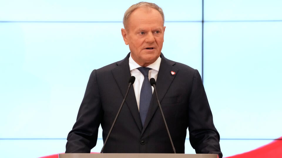 KK30 Varšava - Poľský premiér Donald Tusk predstavil na tlačovej konferencii nové zloženie svojej vlády v stredu 23. júla 2025 vo Varšave. Rekonštrukciu ohlásil po prezidentských voľbách, v ktorých prehral kandidát vládnej koalície. Nové zloženie Rady ministrov obsahuje viaceré personálne zmeny. FOTO TASR/AP
Poland's Prime Minister Donald Tusk speaks during a press conference announcing changes in his government in Warsaw, Poland, Wednesday, July 23, 2025. (AP Photo/Czarek Sokolowski)