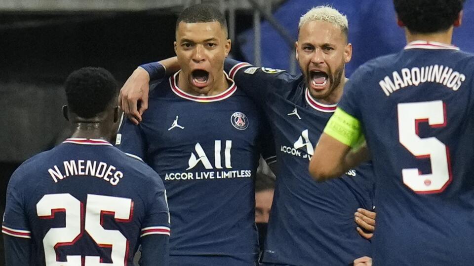 PK 4 Madrid - Na snímke hráči Paríža druhý zľava Kylian Mbappe a druhý sprava Neymar sa tešia so spoluhráčmi po strelení gólu v odvete osemfinále Ligy majstrov vo futbale Real Madrid - Paríž Saint Germain v Madride 9. marca 2022. FOTO TASR/AP
PSG's Kylian Mbappe, center left, celebrates with PSG's Neymar, center right, after Mbappe scored his side's first goal during the Champions League, round of 16, second leg soccer match between Real Madrid and Paris Saint-Germain at the Santiago Bernabeu s