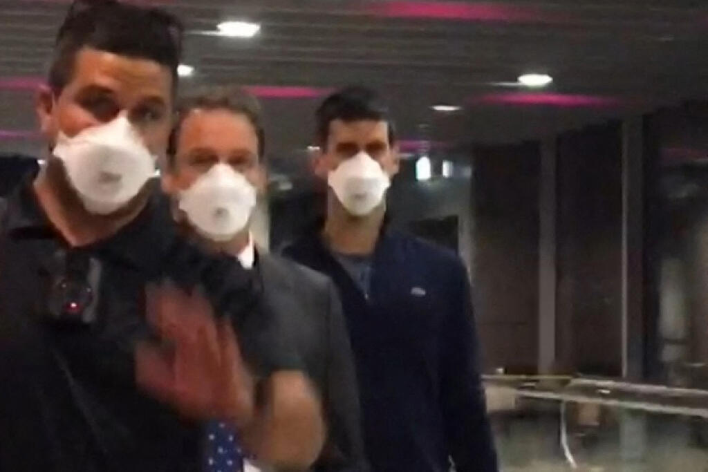 Novak Djokovič opúšťa čakaciu miestnosť na letisku v Melbourne.