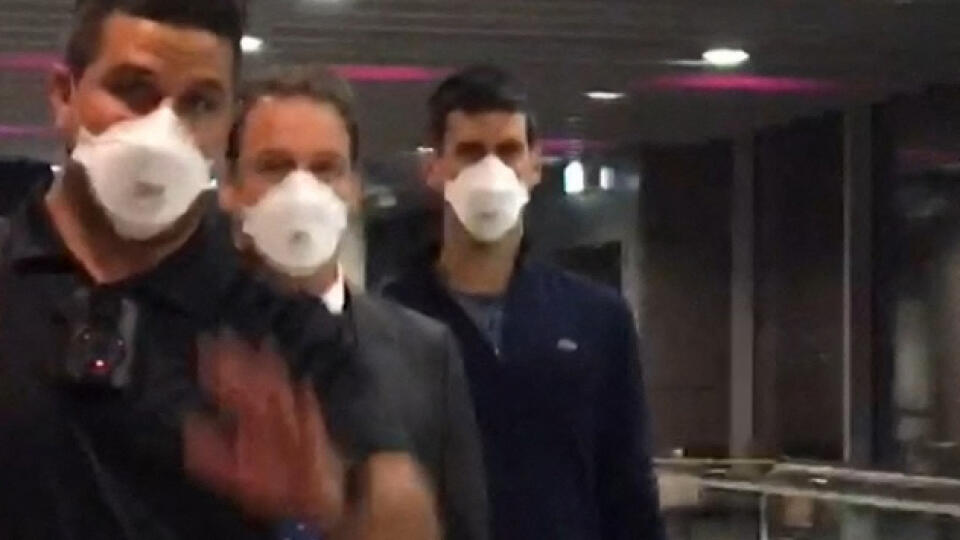 Novak Djokovič opúšťa čakaciu miestnosť na letisku v Melbourne.