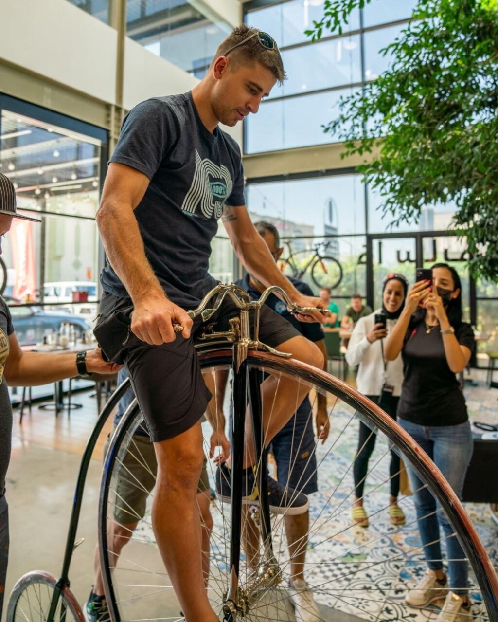 Peter Sagan v Dubaji oddychoval, besedoval a aj vyhral preteky.