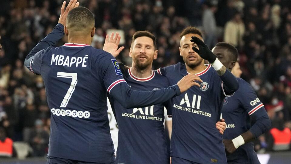 JB 20 Paríž - Hráč PSG Lionel Messi (uprostred) oslavuje so spoluhráčmi Neymarom (vpravo) a Kylianom Mbappéom (druhý zľava) po tom, ako strelil štvrtý gól v zápase francúzskej ligy League One Paríž St. Germain – FC Lorient v Paríži 3. apríla 2022. FOTO TASR/AP
PSG's Lionel Messi, center, celebrates with his teammates Neymar, right, and Kylian Mbappe after scoring his side's fourth goal during the French League One soccer match between Paris Saint Germain and FC Lorient at Parc des Princes stadi