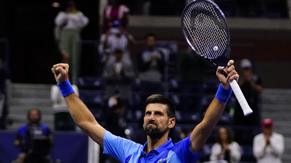 EBE 9 New York - Na snímke srbský tenista Novak Djokovič oslavuje postup do osemfinále mužskej dvojhry na grandslamovom turnaji US Open po víťazstve v 3. kole nad krajanom Laslom Djereom 4:6, 4:6, 6:1, 6:1, 6:3 v sobotu 2. septembra 2023. FOTO TASR/AP
Novak Djokovic, of Serbia, celebrates winning a matcha against Laslo Djere, of Serbia, during the third round of the U.S. Open tennis championships, Saturday, Sept. 2, 2023, in New York. (AP Photo/Frank Franklin II)