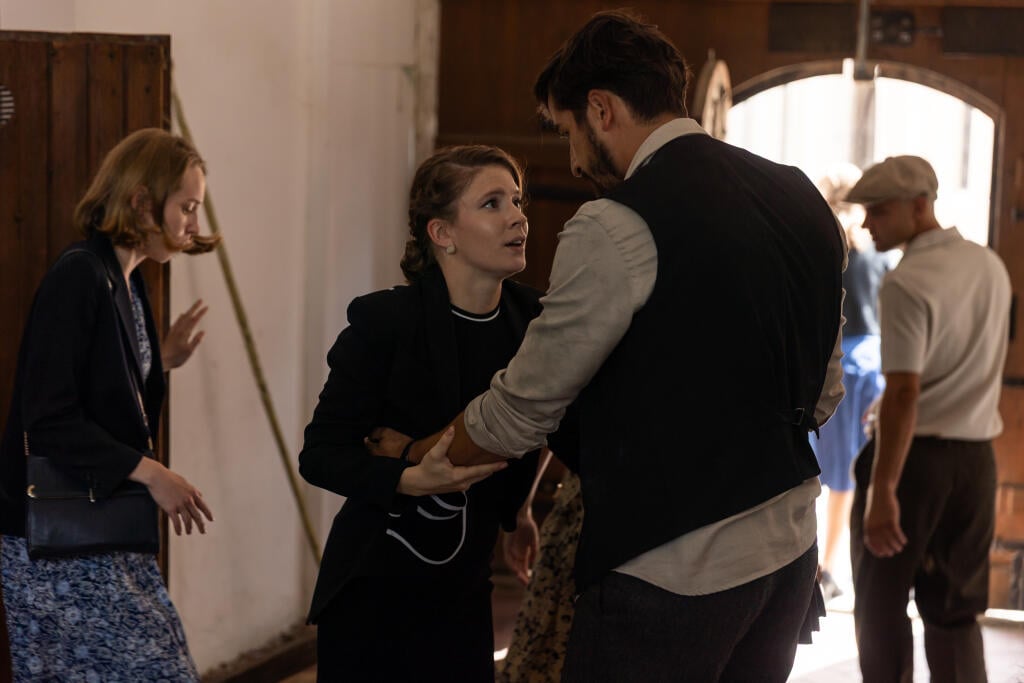 Exkluzívne foto z novej série Dunaja - Dávid a Lena uprostred vojnového chaosu (Jana Kovančiková a Jakub Jablonský).