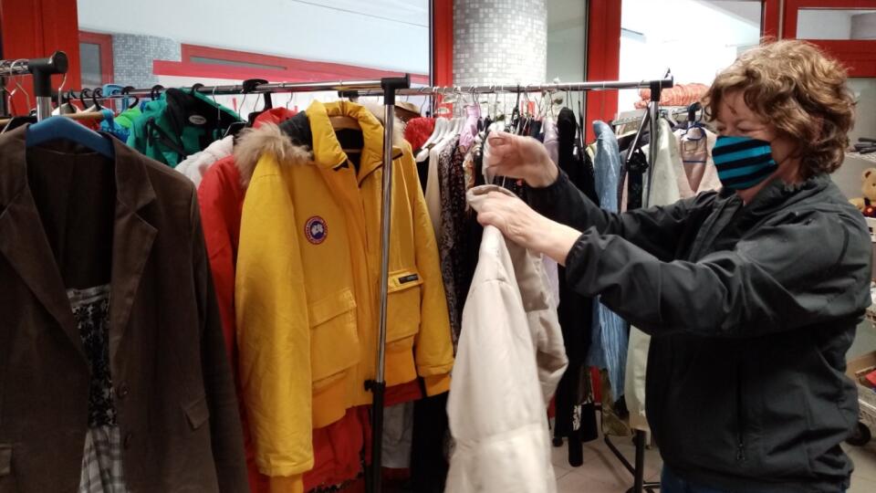 Prídete do obchodu, vyberiete si oblečenie, hračky či knihy a bez zaplatenia odídete domov. Takto to funguje v obchode BerTo, ktorý otvorili v Prievidzi.