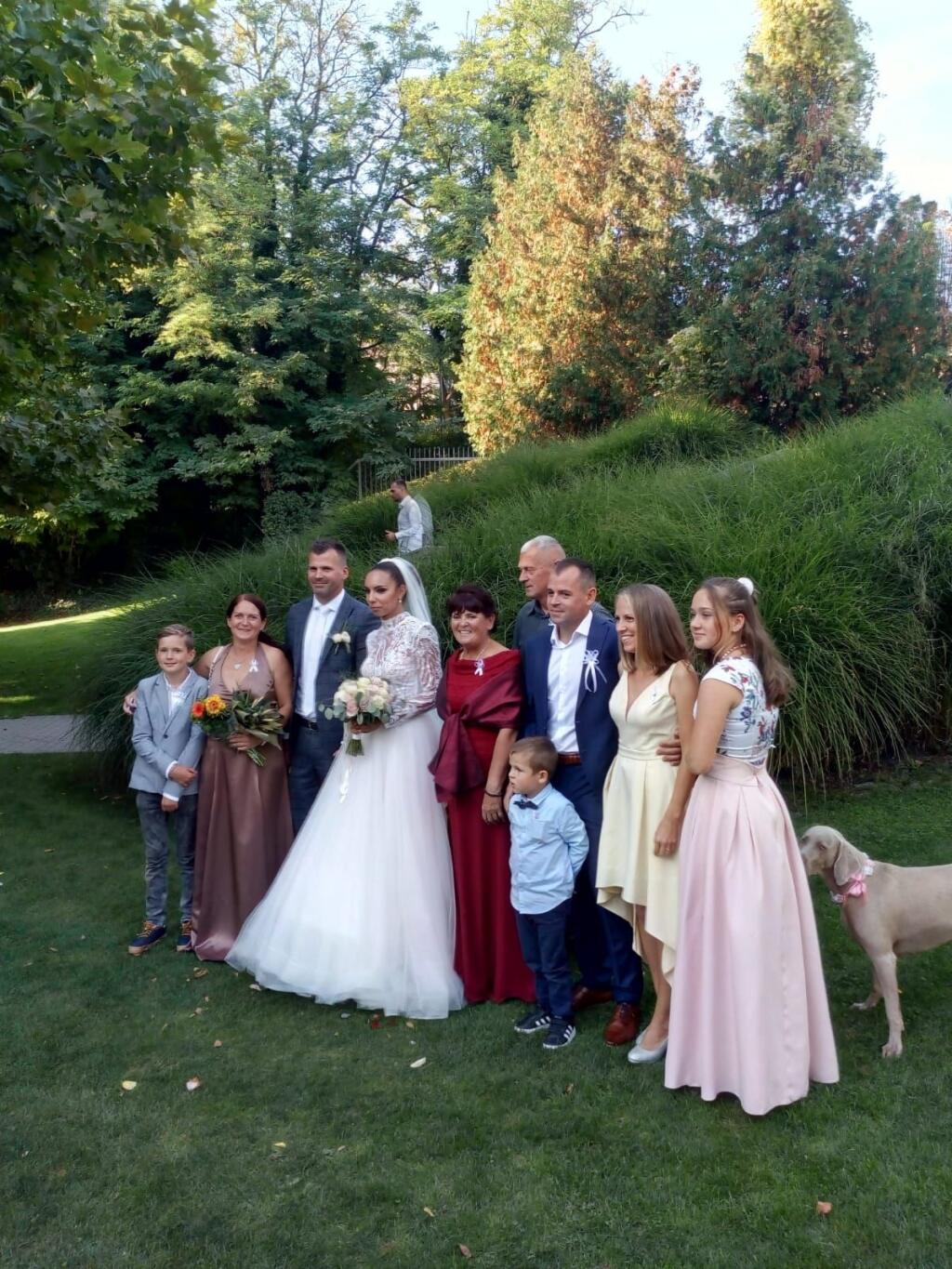 Mladomanželia si užili fotenie so svojou najbližšou rodinou.