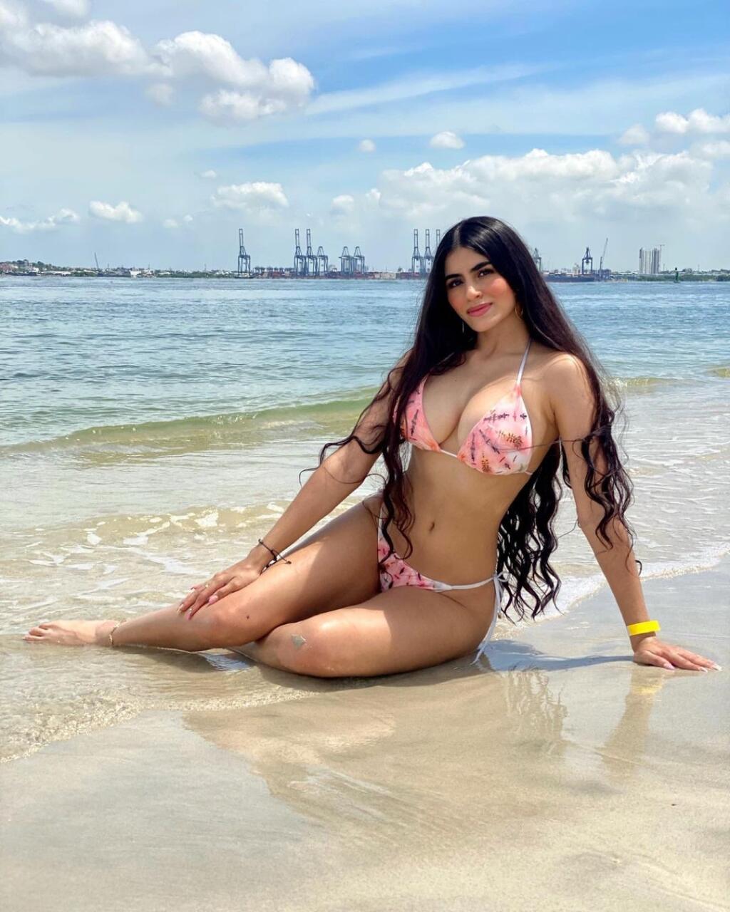 To, že Valeria nemá s vyzliekaním problém, dokazuje sexi fanúšička pravidelne. Na instagrame nemá problém predviesť, čo skrýva v spodnej bielizni a na dráždivých fotkách sa vynímajú najmä jej obrovské prsia.