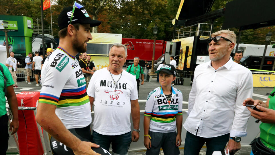 Na archívnej snímke Peter Sagan so svojim otcom Ľubomírom, nevlastným bratom Kristiánom a šéfom Slovenského zväzu cyklistiky Petrom Privarom.