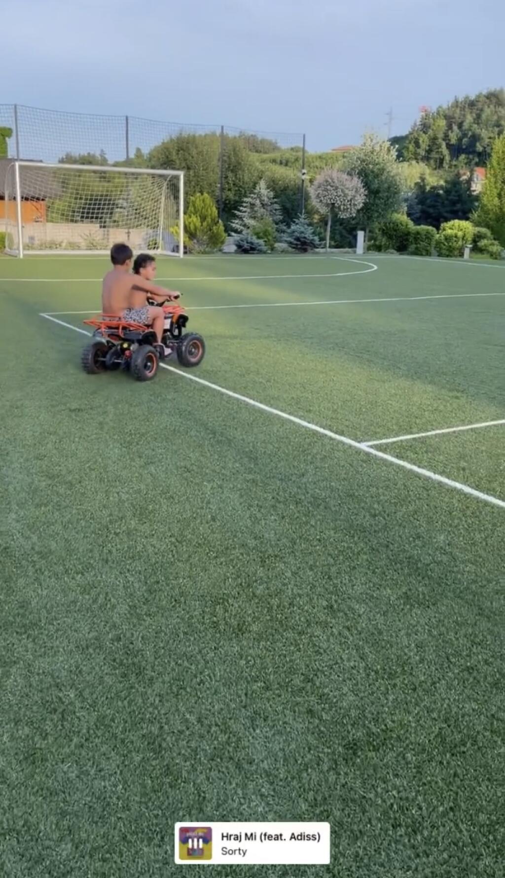 Takéto parádne ihrisko má Hamšík hneď vedľa svojej vily. Stačí, aby vyšiel z domu a môže sa takto blázniť.
