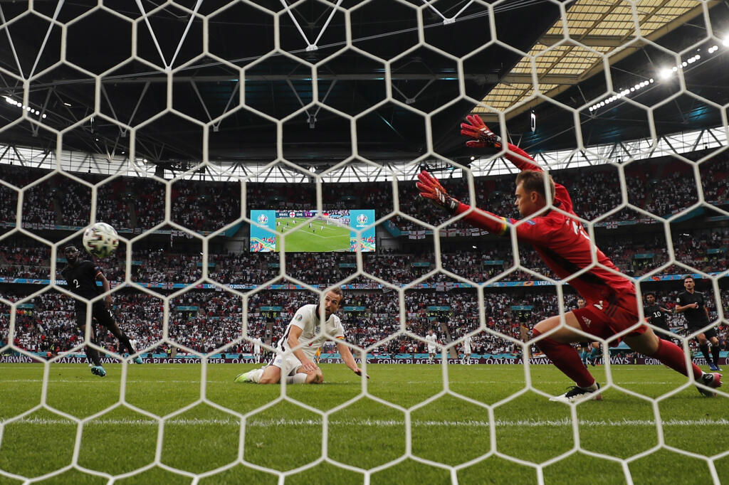 KK50 Londýn - Anglický futbalista (uprostred) strieľa gól počas osemfinálového zápasu Anglicko - Nemecko na ME vo futbale 29. júna 2021 v Londýne. FOTO TASR/AP
England's Harry Kane, center, scores his side's second goal during the Euro 2020 Soccer Championship round of 16 match between England and Germany at Wembley Stadium in London, Tuesday, June 29, 2021. (AP Photo/Frank Augstein)