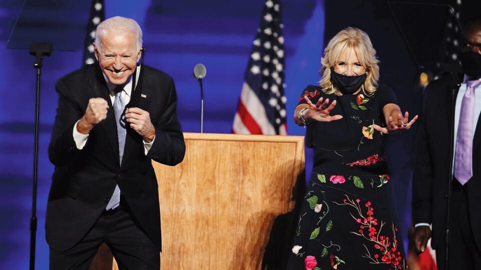 ZMIERENIE? Joe Biden vo víťaznom prejave povedal, že chce byť prezidentom všetkých Američanov. Manželka Jill pri ňom nemohla chýbať.