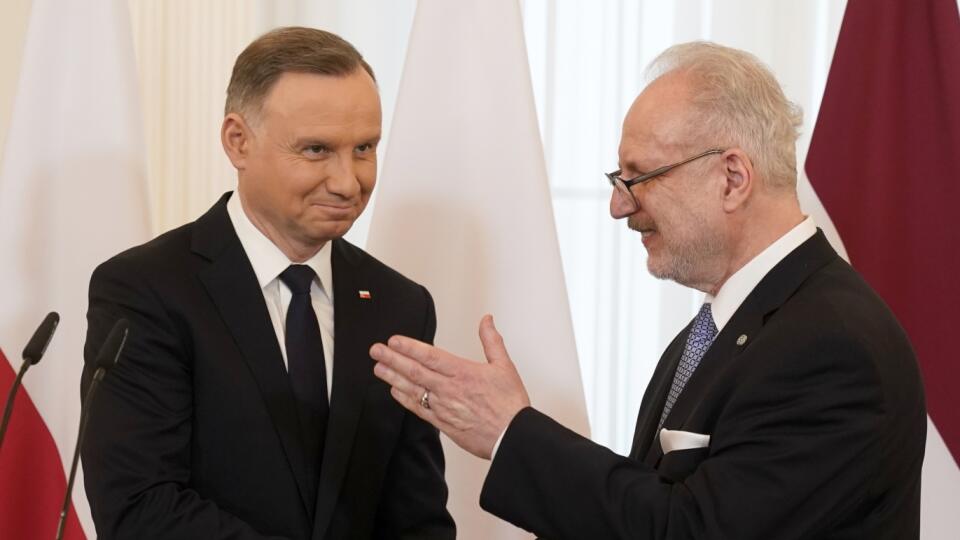 KK32 Riga - Lotyšský prezident Egils Levits (vpravo) a poľský prezident Andrzej Duda si podávajú ruky po tlačovej konferencii v lotyšskej Rige 1. februára 2023. FOTO TASR/AP
Latvia's President Egils Levits, right, and Poland's President Andrzej Duda shake hands after their joint news conference following the talks at the Presidential Palace in Riga, Latvia, Wednesday, Feb. 1, 2023. (AP Photo/Roman Koksarov)