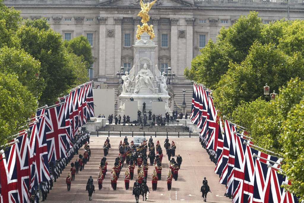 Smútočný sprievod s rakvou zosnulej britskej kráľovnej Alžbety II. prichádza do Westminsterského paláca v Londýne 14. septembra 2022. Alžbetina rakva bude od stredy na štyri dni vystavená so štátnymi poctami vo Westminster Hall, najstaršej časti Westminsterského paláca. Pohreb sa uskutoční 19. septembra.