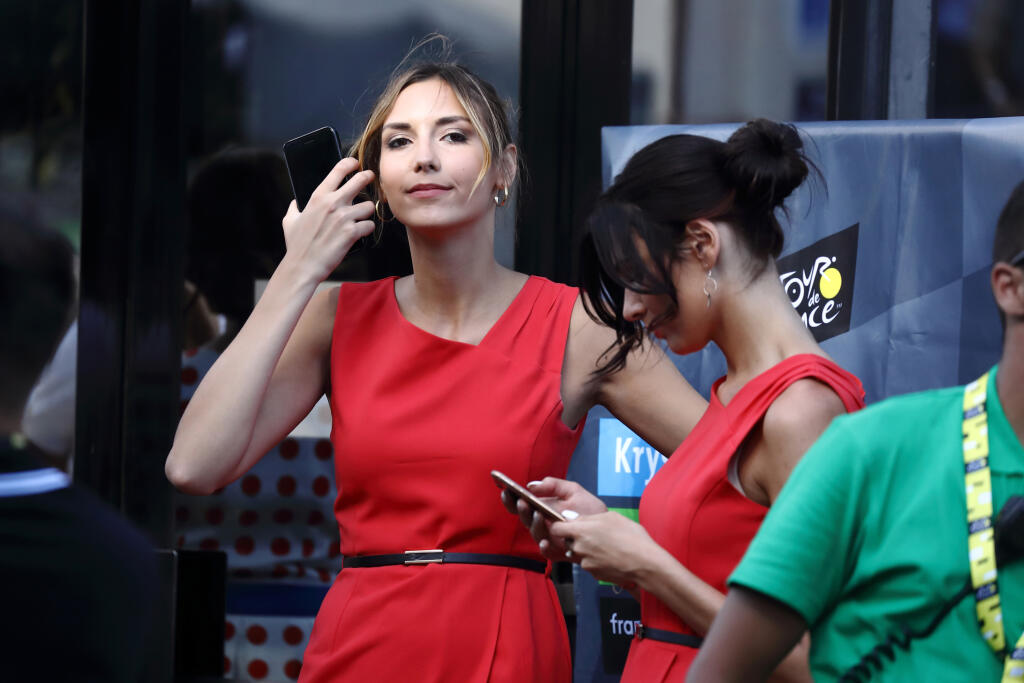 Tour de France 2019 - Charlotte Patat je miss jedného z francúzskych regiónov v roku 2016.V posledných etapách chodila v červených šatách.